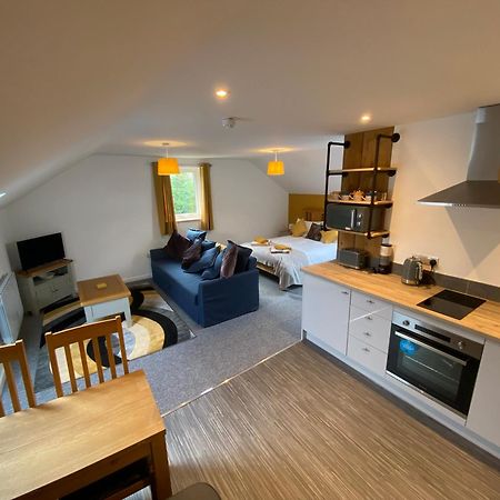 Modern Studio Apartment Set Beneath The Black Mountains A Stones Throw From The Offas Dyke Path Clodock Extérieur photo