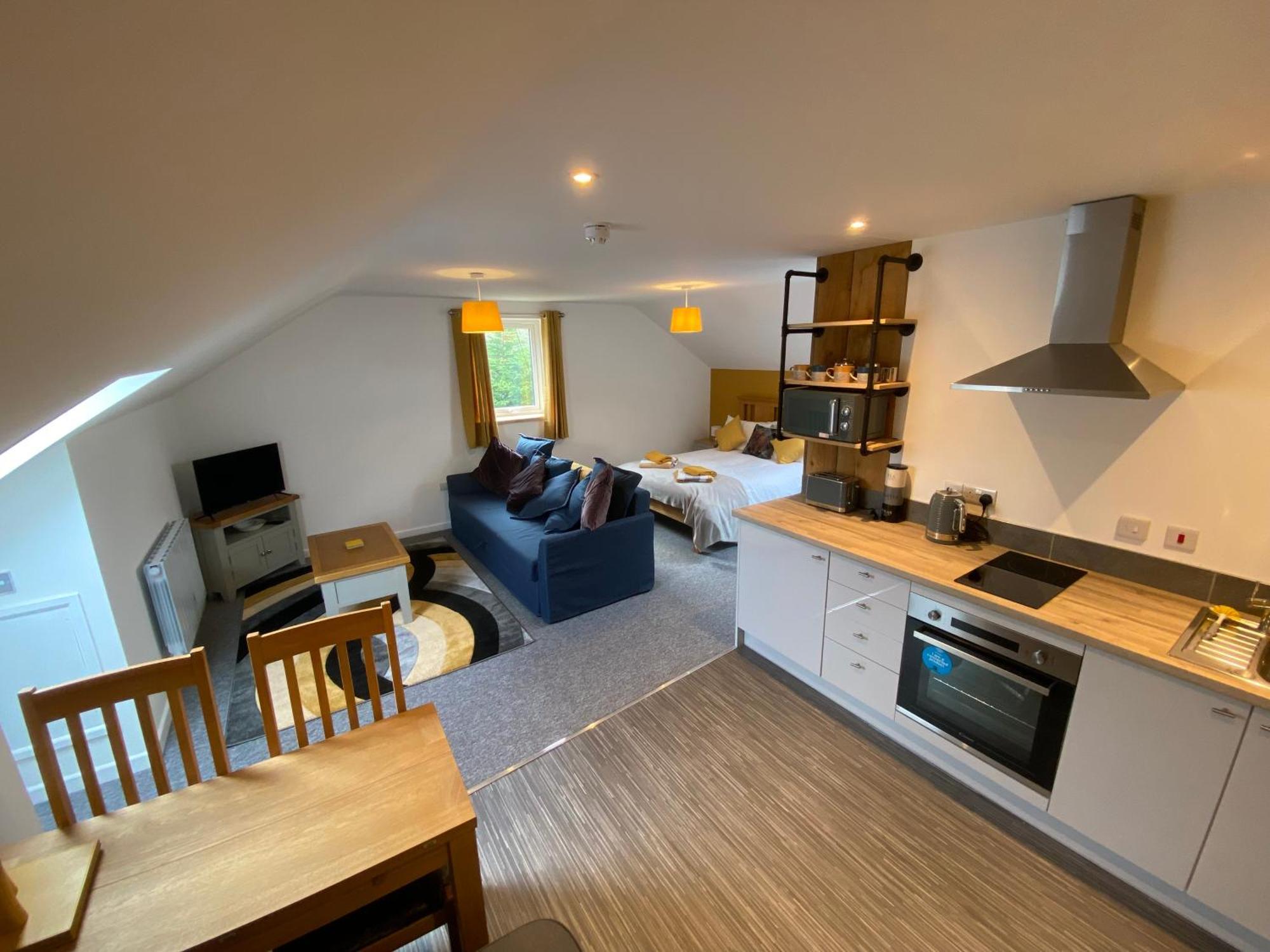 Modern Studio Apartment Set Beneath The Black Mountains A Stones Throw From The Offas Dyke Path Clodock Extérieur photo