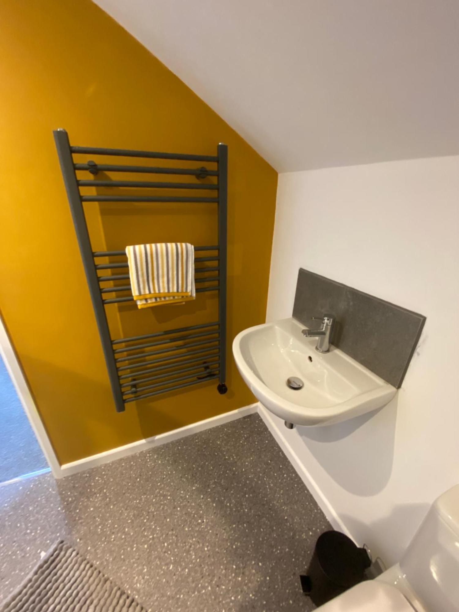 Modern Studio Apartment Set Beneath The Black Mountains A Stones Throw From The Offas Dyke Path Clodock Extérieur photo